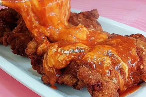 Bife à parmegiana fácil no forno com queijo gratinado e molh