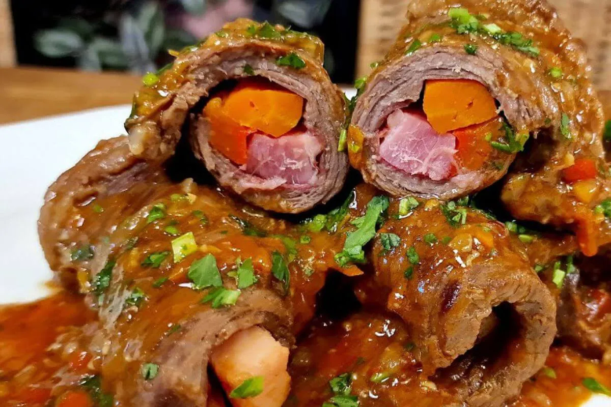 Bife a rolê bem recheadinho e com um molho perfeito para dei