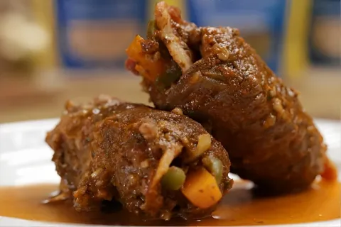 Bife à rolê feito com coxão mole na panela de pressão um pra
