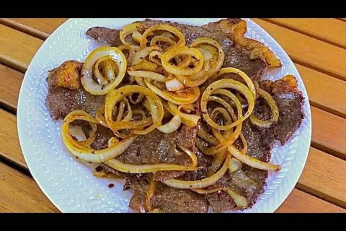 Bife acebolado bem temperado e muito macio: veja o segredo p