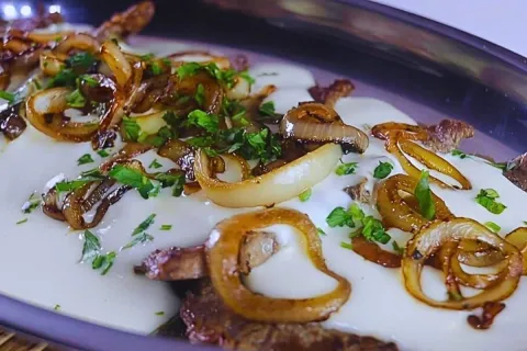 Bife acebolado com creme de batata suculento, combinando sab