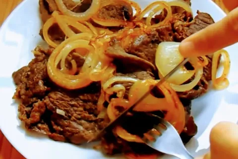 Bife acebolado de restaurante macio e suculento, com aquele 