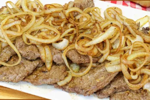 Bife acebolado de um jeito que vai te fazer lembrar do almoç
