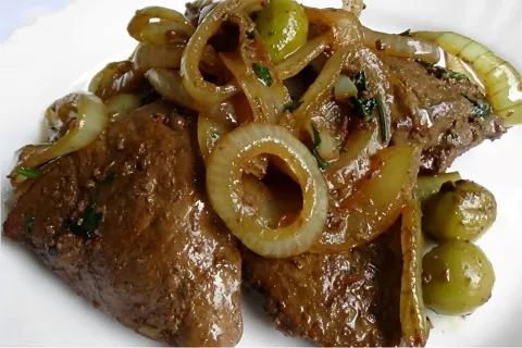 Bife de fígado acebolado e seus truques fica macio e delicio