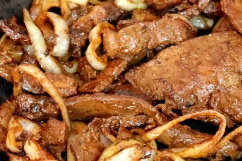 Bife de fígado acebolado macio e temperado do jeito certo e 