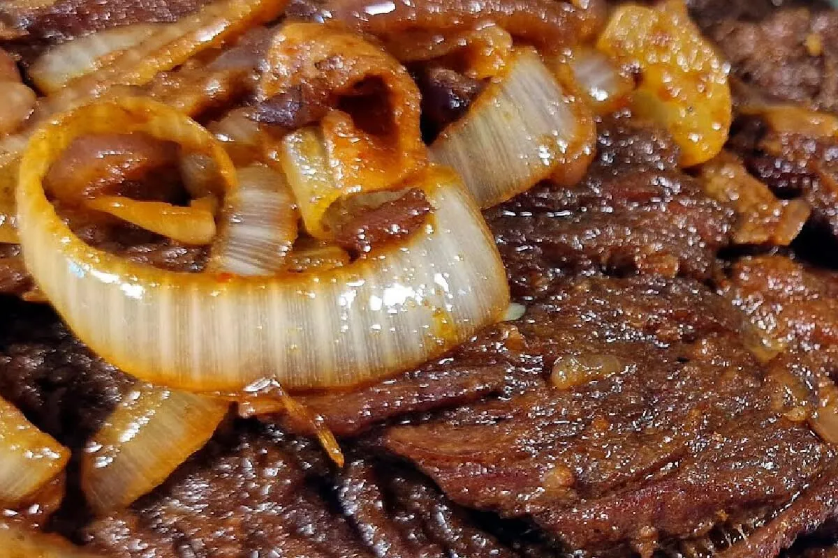 Bife de panela acebolado sem fritura para não sujar sua cozi