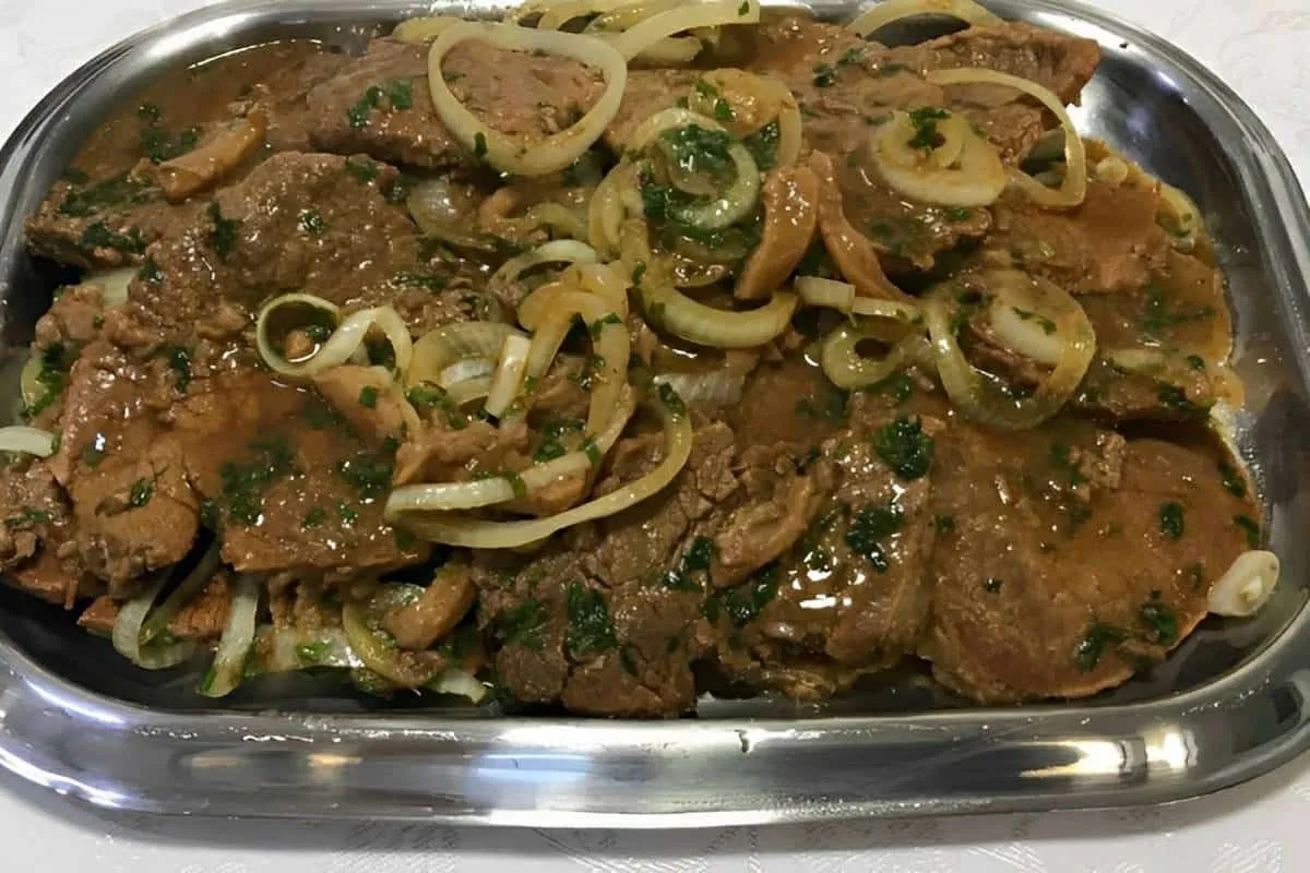 Bife de panela com cebola macio e suculento perfeito para o
