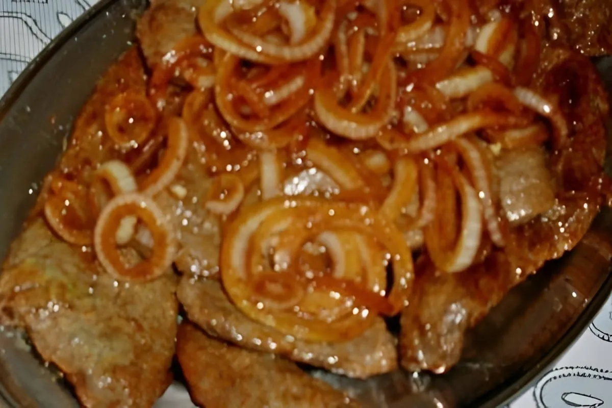 Bife na panela de pressão fica bem macio e molinho acebolado