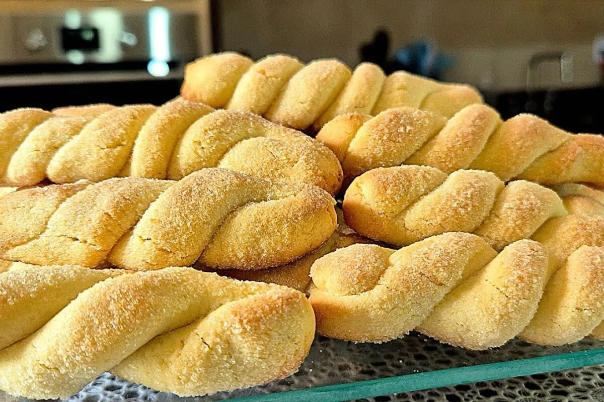 Biscoitinho açucarado em formato de torcidinho que desmancha