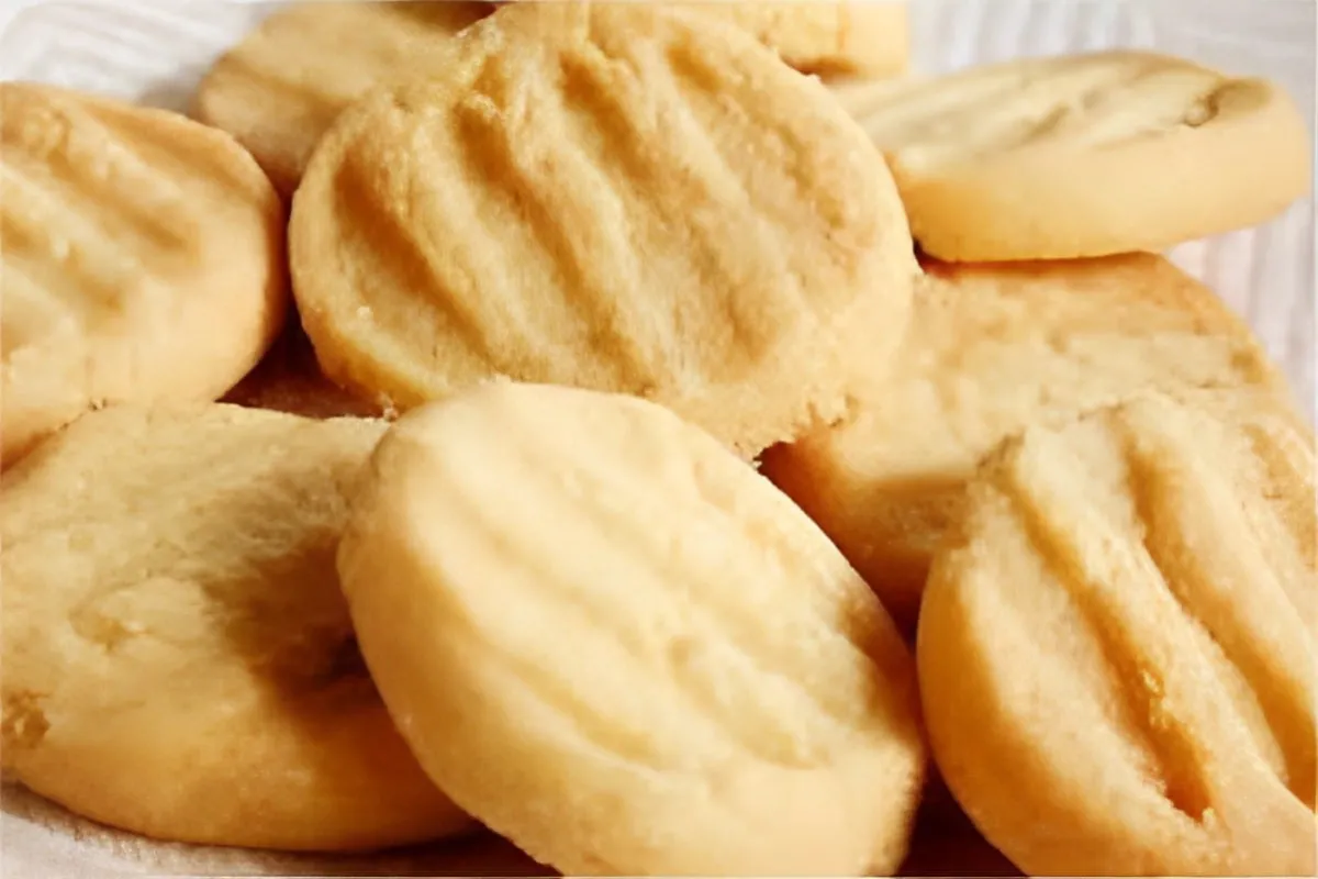 Biscoitinho amanteigado com apenas 3 ingredientes feito sem