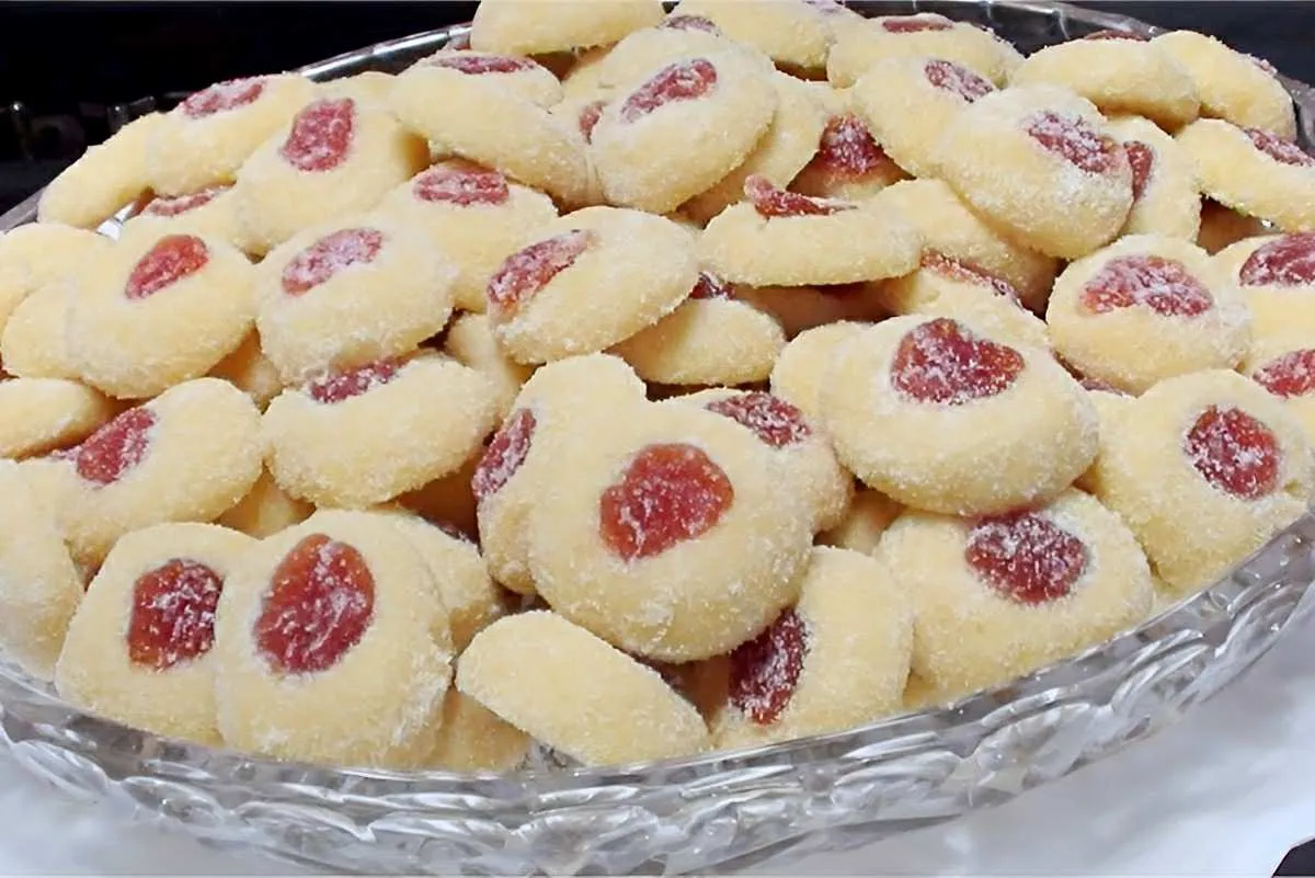 Biscoitinho amanteigado com goiabada delicioso e feito com p