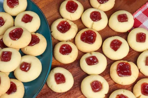 Biscoitinho amanteigado com goiabada que a cara do seu natal