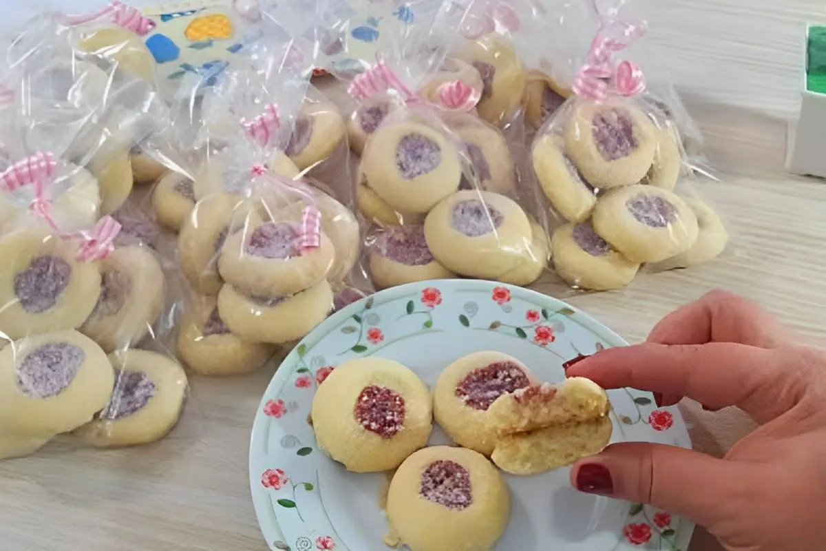Biscoitinho amanteigado de 3 ingredientes com recheio de goi