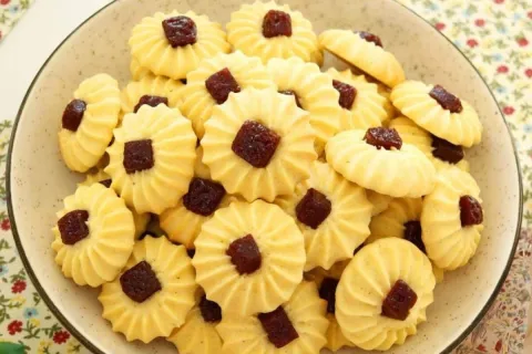 Biscoitinho amanteigado de fubá com goiabada: essa receita é
