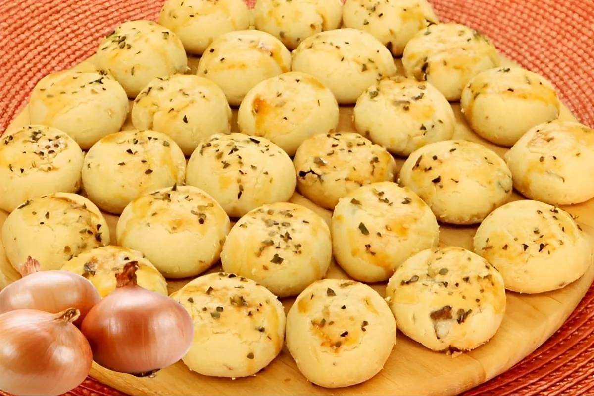Biscoitinho de cebola muito fácil feito com creme de cebola