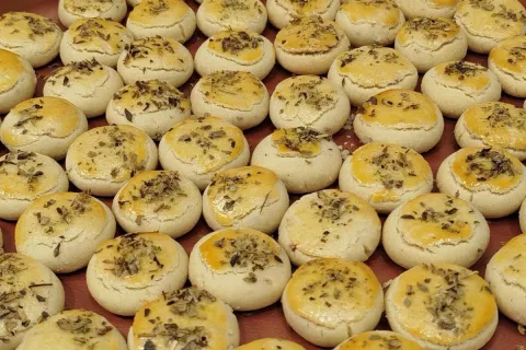 Biscoitinho de cebola, que é amanteigado e desmancha na boca