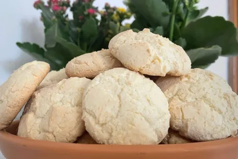 Biscoitinho de coco com polvilho que derrete na boca e tem u