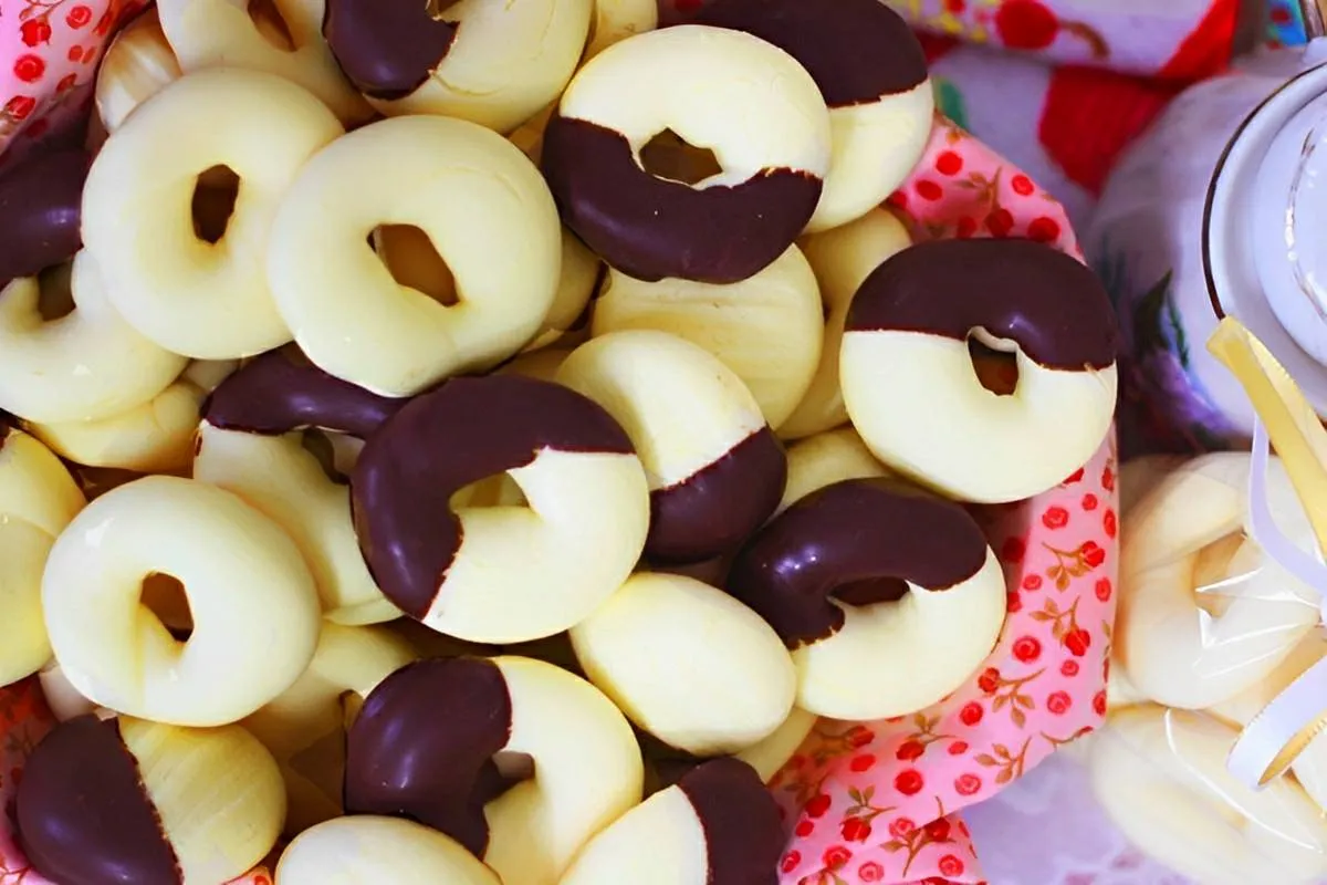 Biscoitinho de leite condensado com chocolate simples fácil