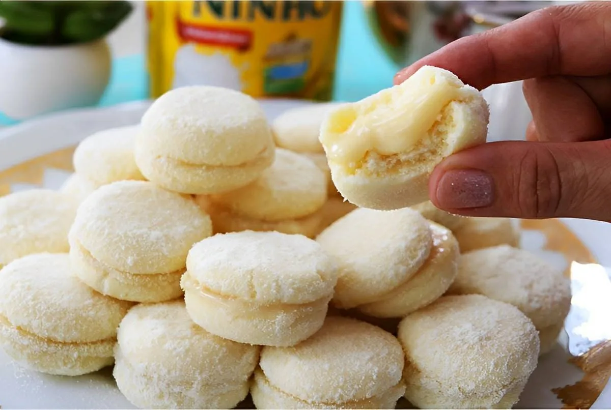 Biscoitinho de leite ninho que derrete na boca com recheio d