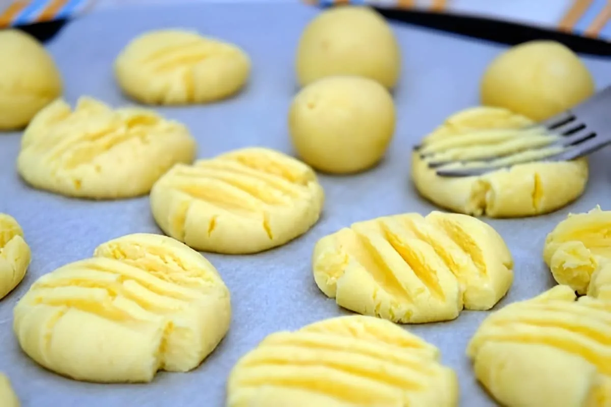 Biscoitinho de parmesão delicioso e fácil é só misturar os i