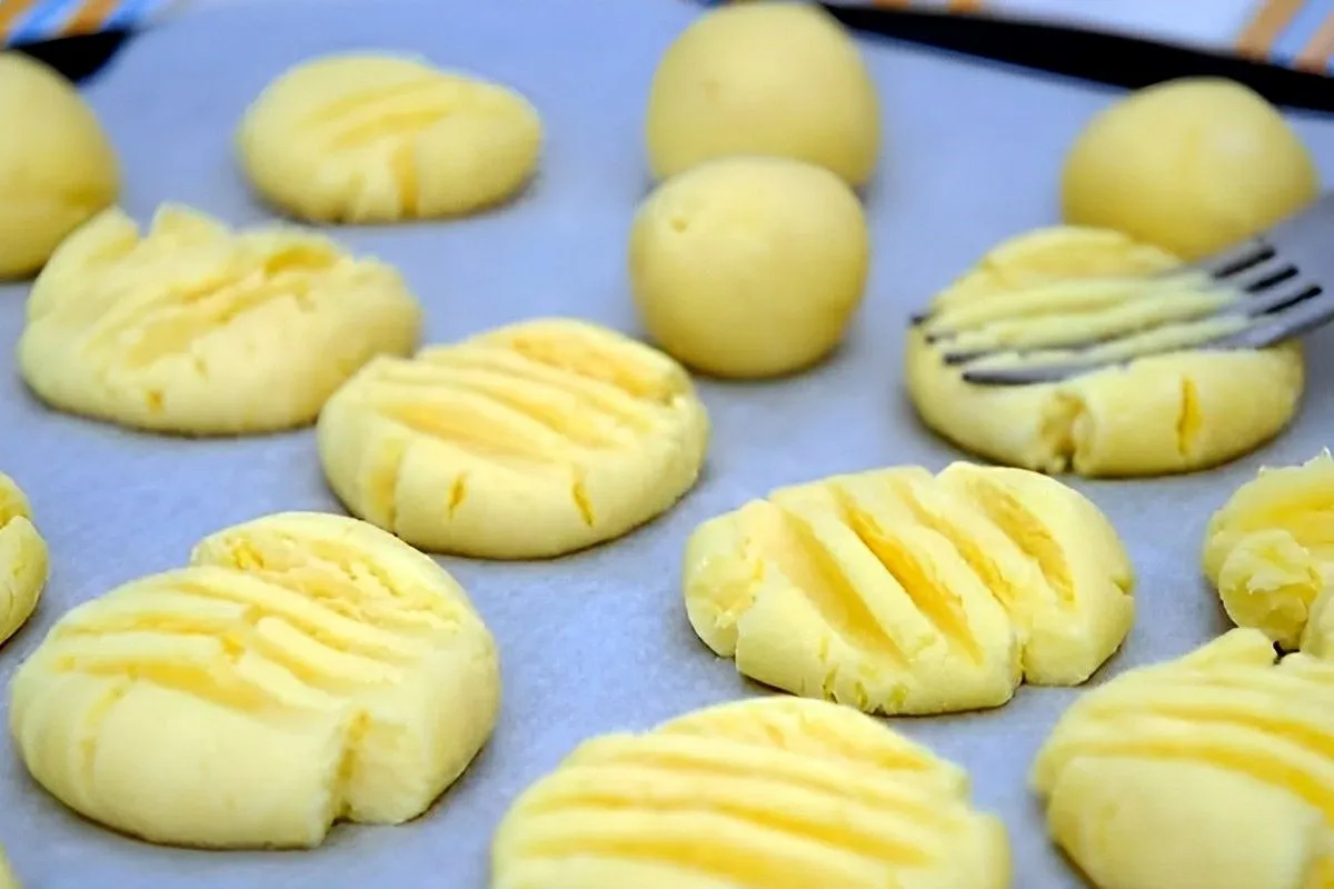 Biscoitinho de parmesão fácil e delicioso você mistura os in