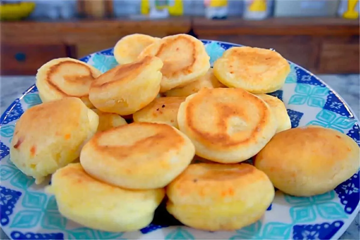 Biscoitinho de polvilho com queijo perfeito para a hora do c