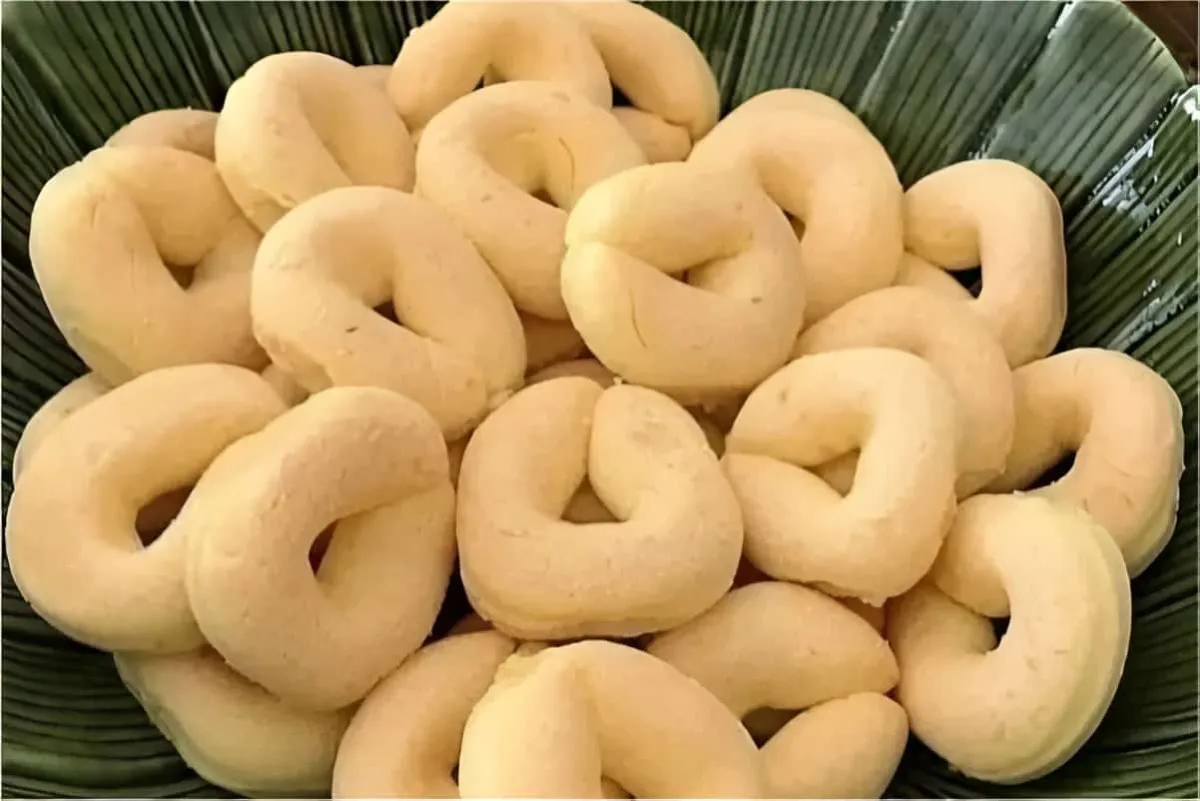 Biscoitinho de queijo mineiro assado que derrete na boca per
