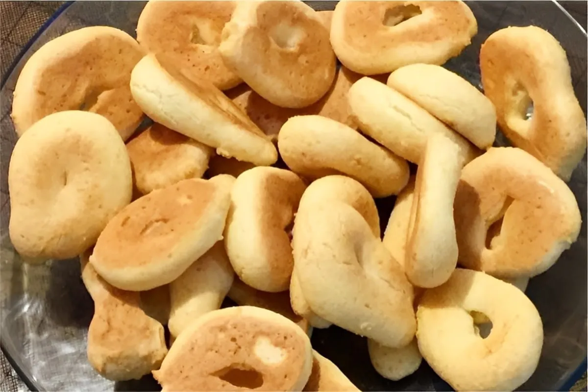 Biscoitinho de queijo mineiro muito fácil é só misturar os i