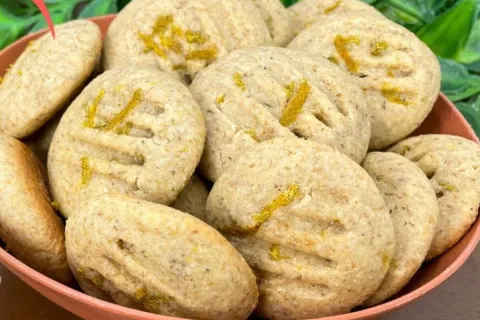 Biscoitinho sem glúten e sem leite com sabor suave de laranj