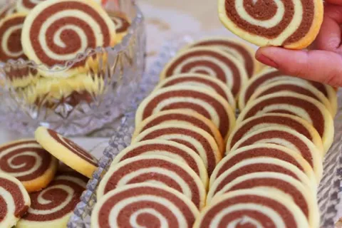 Biscoitinhos amanteigados de 2 sabores fáceis de fazer e que