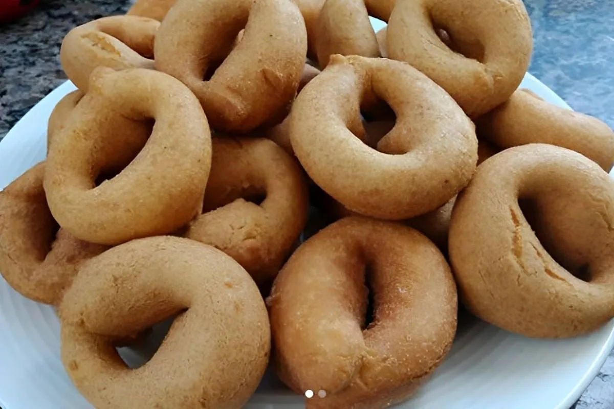 Biscoito 5 copos é só misturar bem os ingredientes modelar e