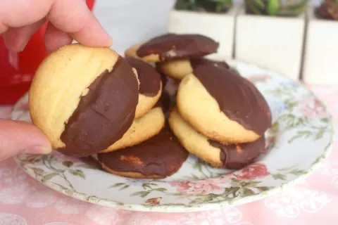 Biscoito amanteigado com casquinha de chocolate: desmancha n