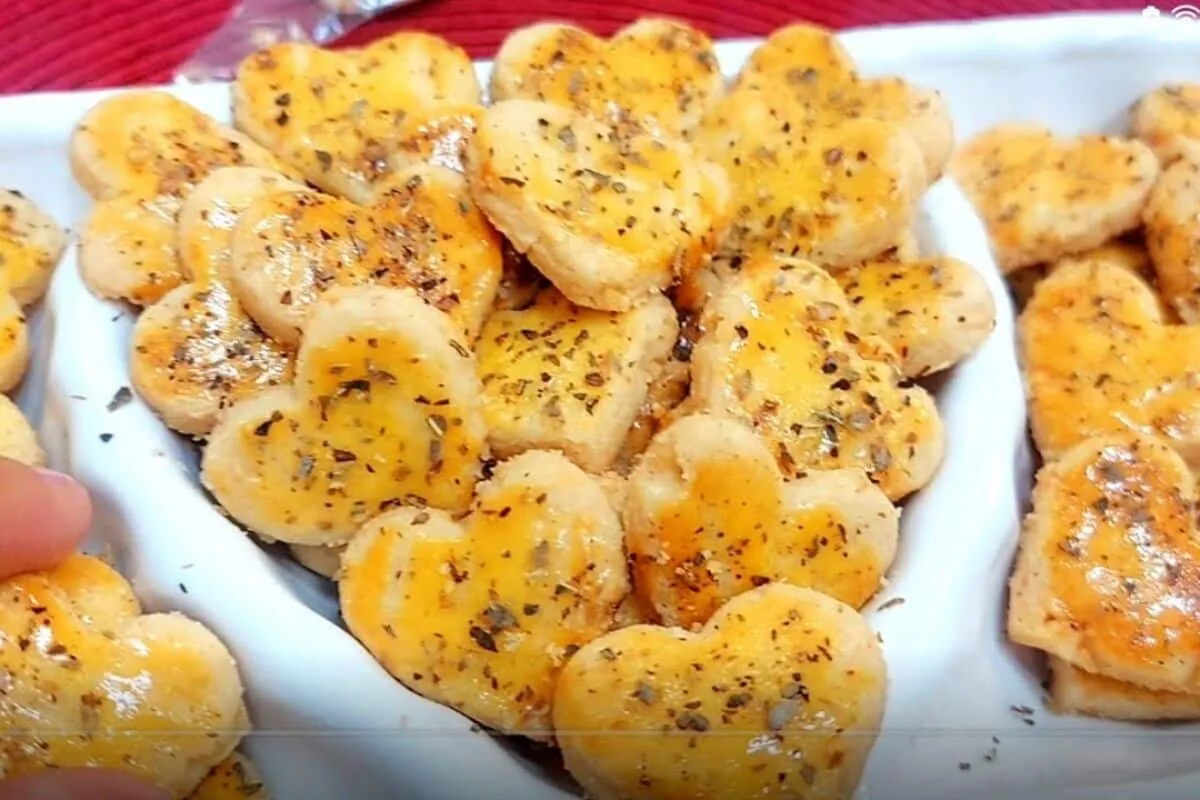 Biscoito amanteigado de parmesão que é viciante e dá vontade