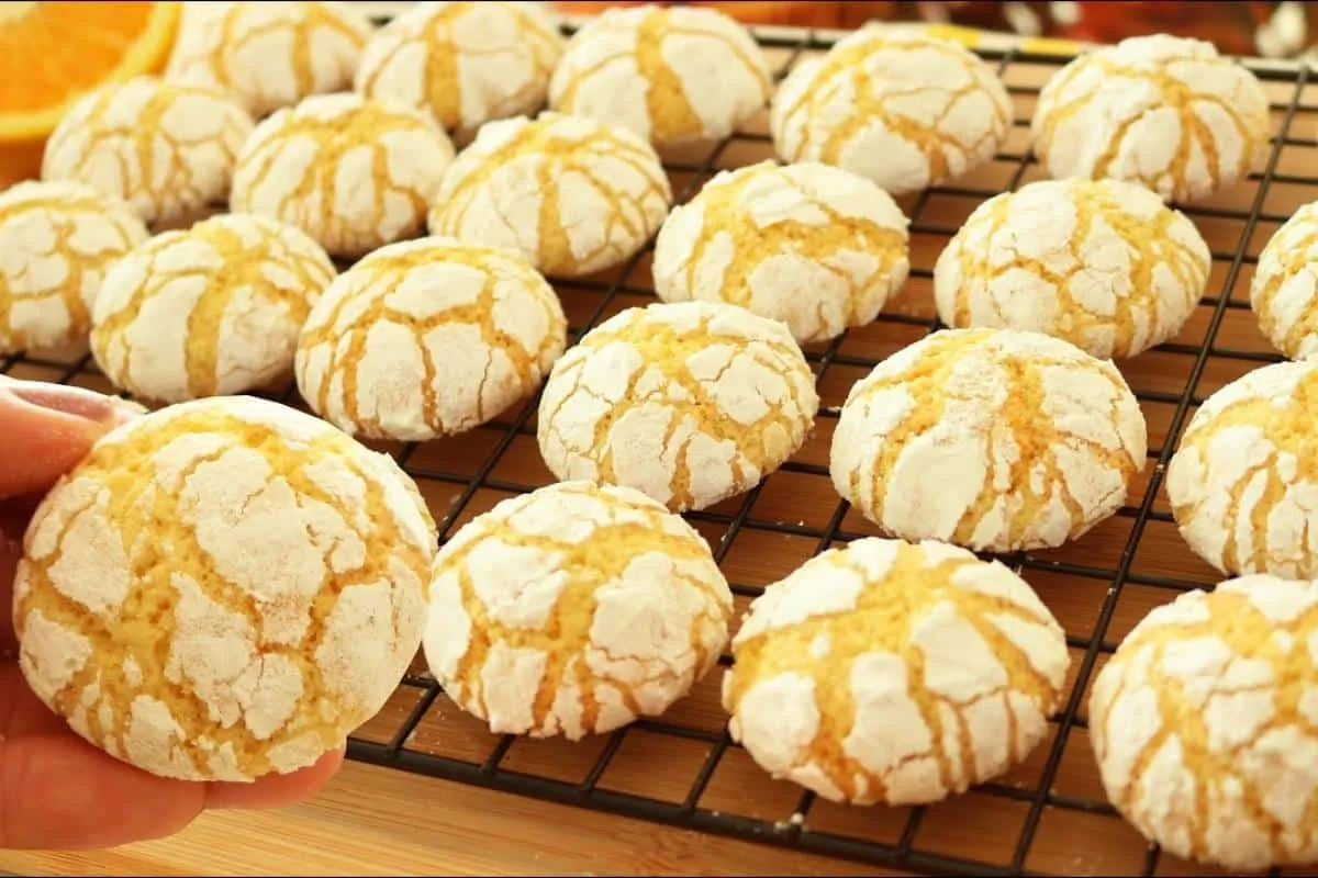 Biscoito craquelado de laranja crocante por fora e macio por