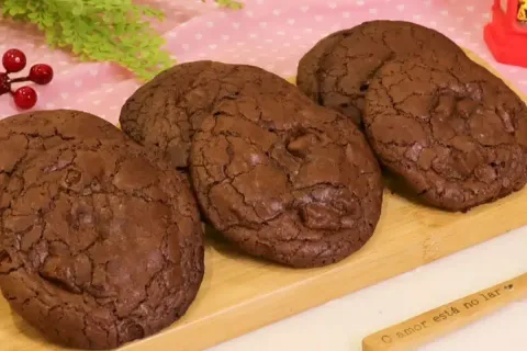 Biscoito de brownie que fica divino: super chocolatudo e mol