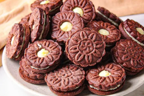 Biscoito de chocolate recheado com coco, que fica super croc