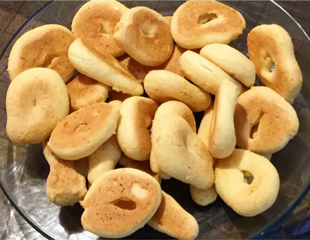 Biscoito de maisena simples macio, amanteigado que derrete n