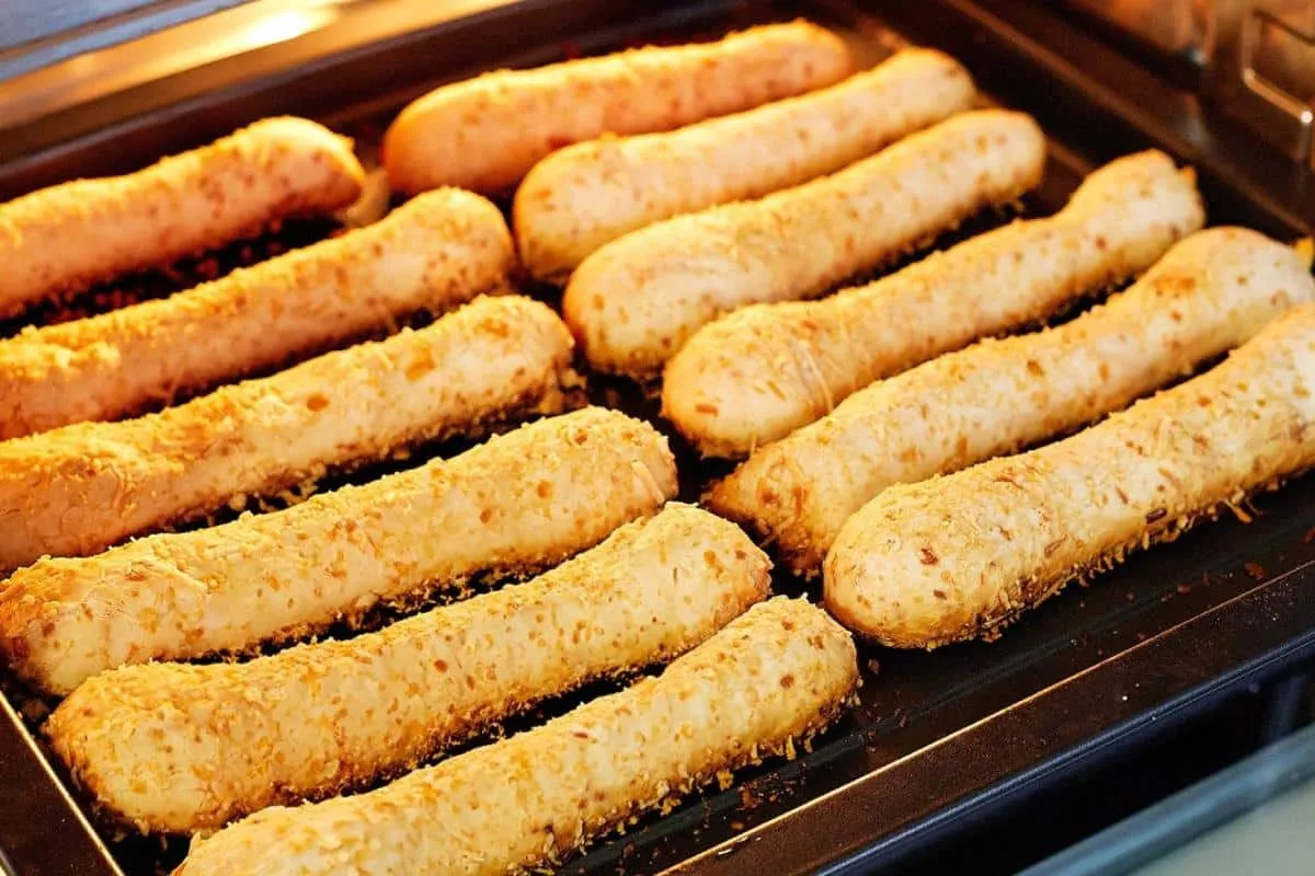 Biscoito de parmesão assado para servir um lanche da tarde d
