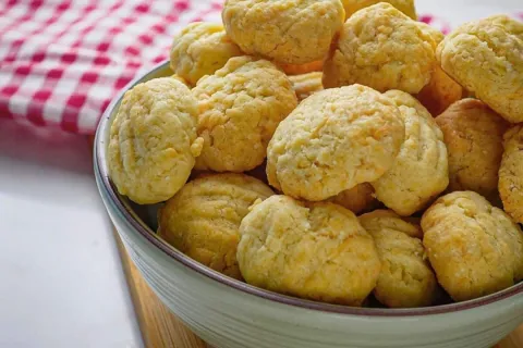 Biscoito de parmesão, que é simples, com um sabor marcante e