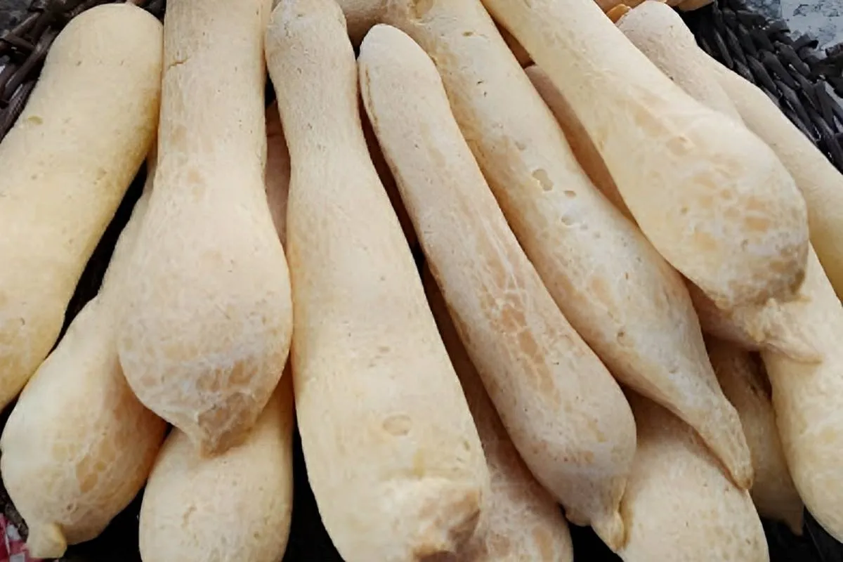 Biscoito de polvilho caseiro assado no forno fica levinho e