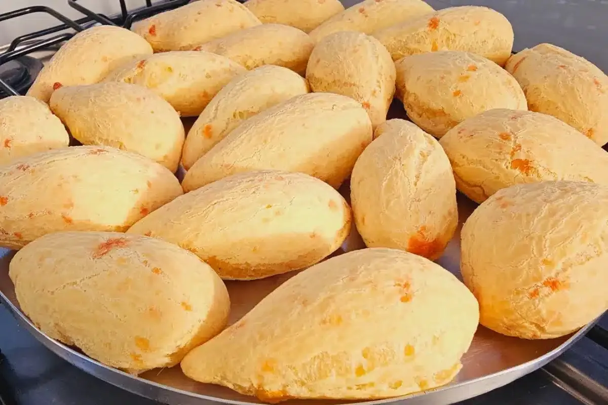 Biscoito de polvilho chimango assado e muito crocante, um pe