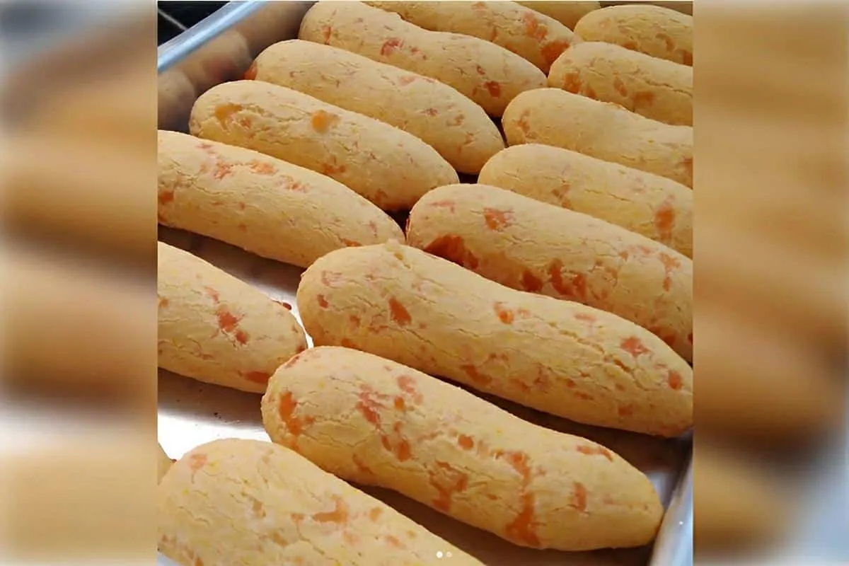 Biscoito de polvilho com queijo assado no forno delicioso e