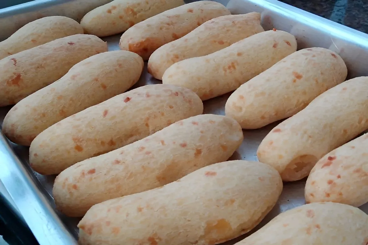 Biscoito de polvilho com queijo assado no forno fácil e deli