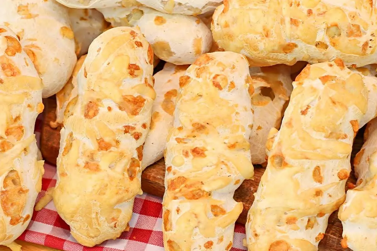 Biscoito de polvilho com queijo delicioso fácil de fazer e p