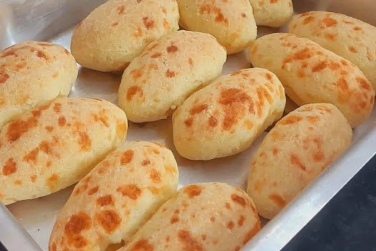 Biscoito de polvilho com queijo delicioso para saborear na h