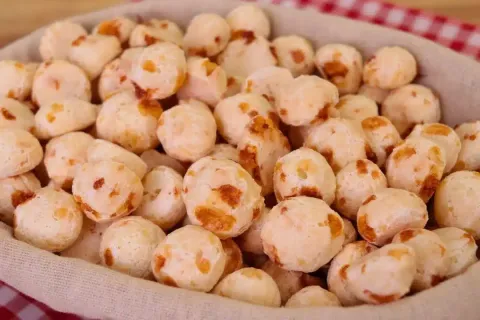 Biscoito de polvilho com queijo que rende bastante perfeito 