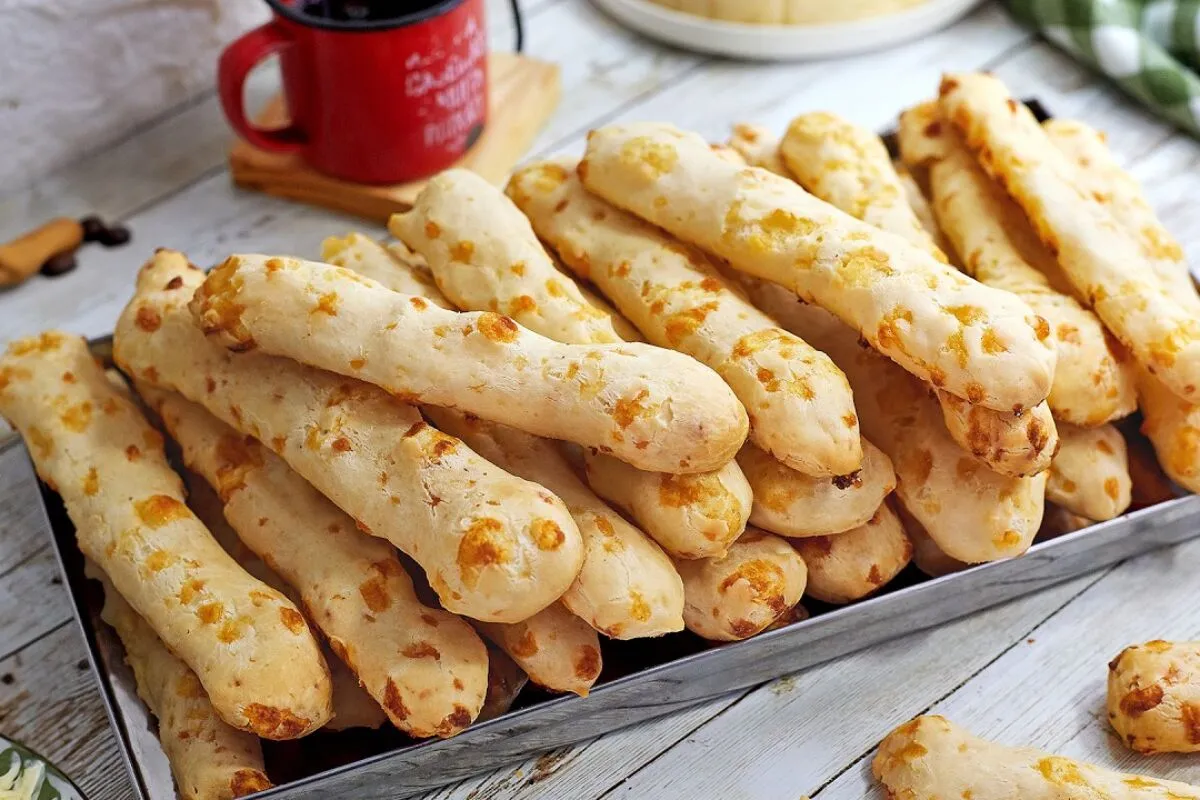 Biscoito de polvilho com queijo rápido, prático e bem crocan