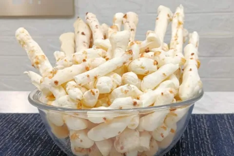 Biscoito de polvilho com um ovo só que rende muito e fica se