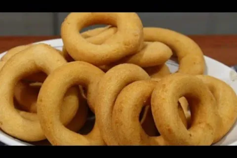 Biscoito de polvilho doce frito, bem sequinho e fofinho, par