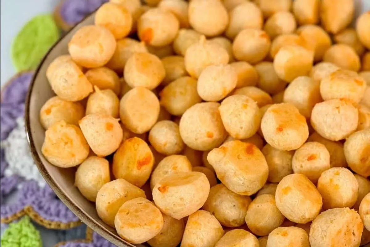 Biscoito de polvilho fácil e econômico que fica melhor do qu